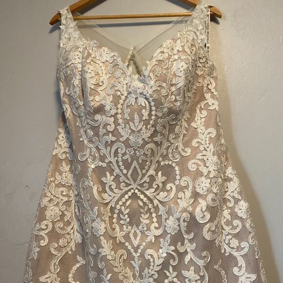 Elegant Lace Wedding Dress in Cream - Picture 6 of 12